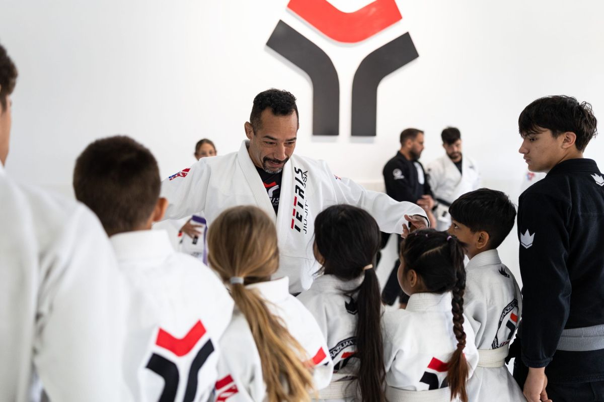 Professor Helder Franklin Soares teaching a class